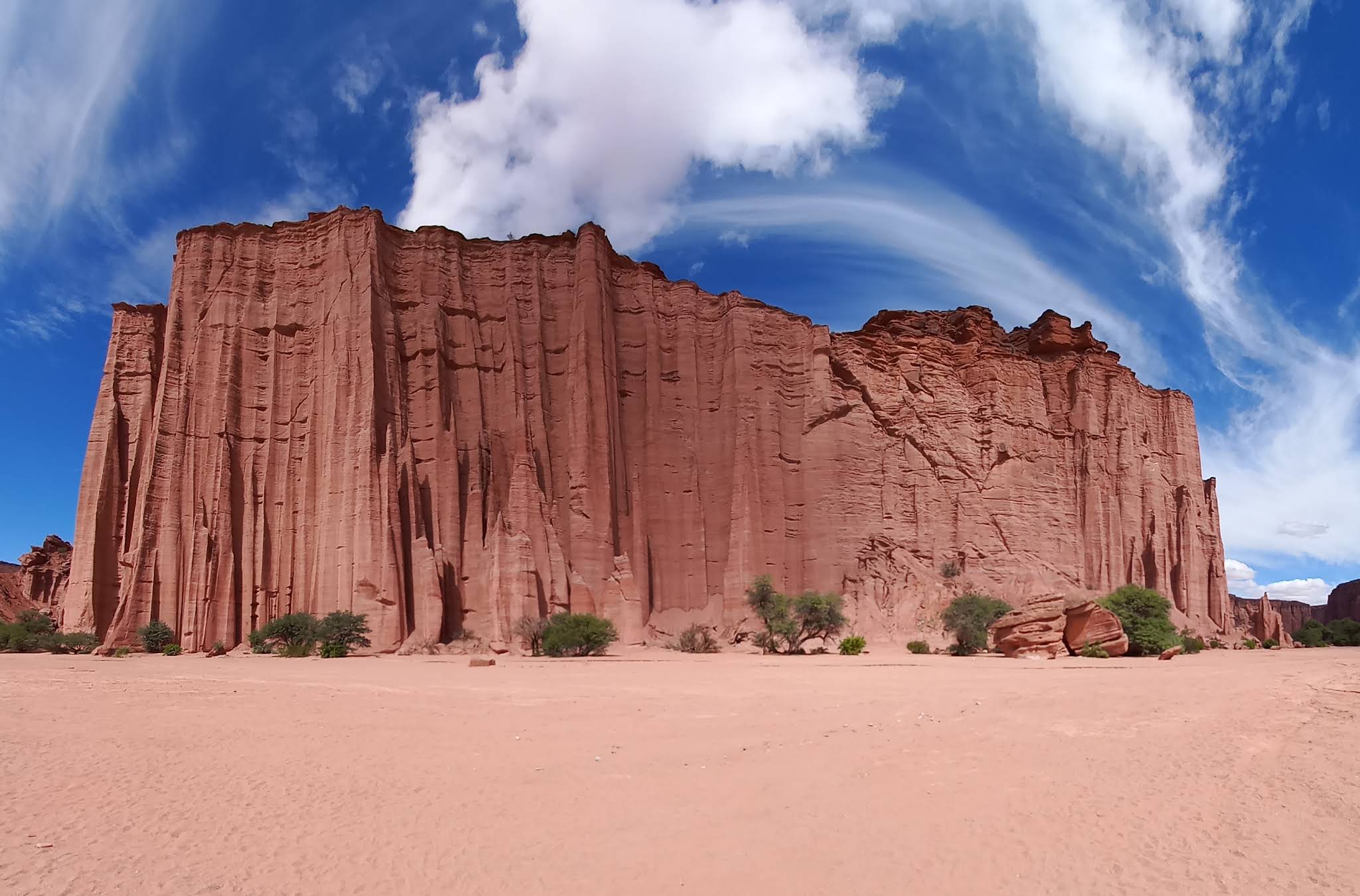 Paisaje de montañas y formaciones naturales del noroeste argentino