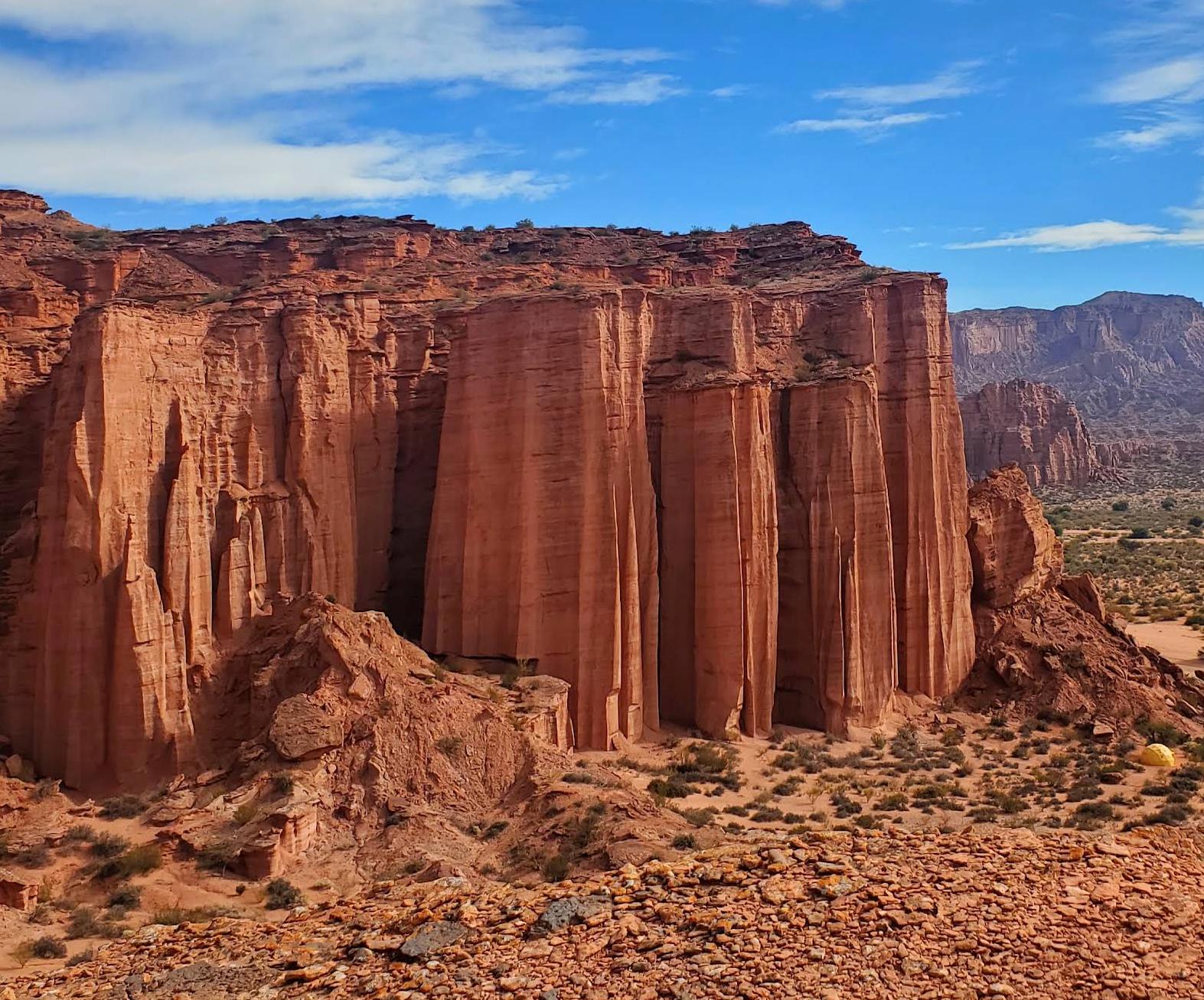 Paisaje de montañas y formaciones naturales del noroeste argentino